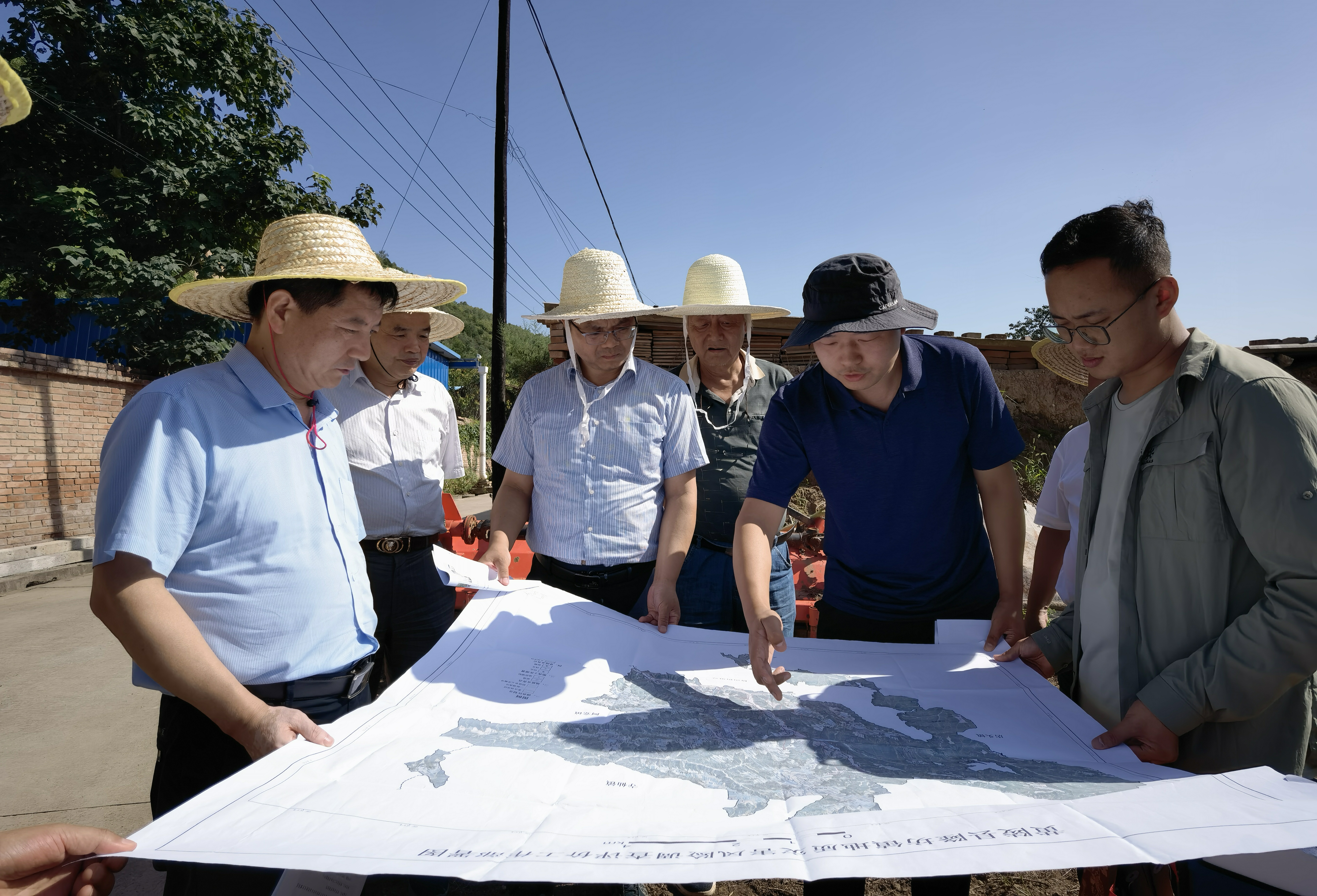 省地質調查院黨委書記黃建軍一行檢查指導我中心承擔的地質災害風險調查評價項目